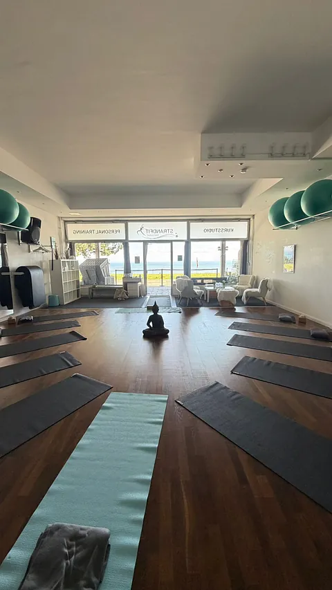 Kursstudion mit Yoga-Matten